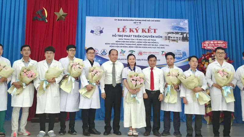Các bác sĩ, điều dưỡng từ những bệnh viện đầu ngành của thành phố nhận nhiệm vụ luân phiên tại Trung tâm y tế khu vực Hồ Tràm