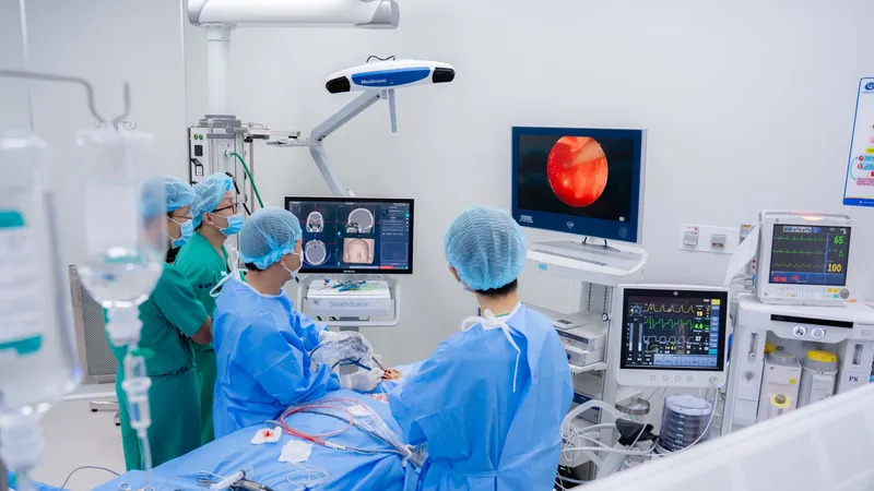Các bác sĩ phẫu thuật điều trị cho người bệnh Ảnh: BVCC 