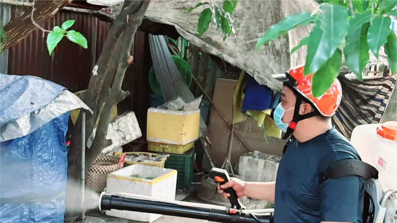 Nhân viên Trạm y tế phường Tân Hưng phun thuốc diệt muỗi trên địa bàn 