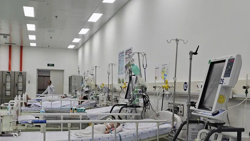 Bệnh nhi mắc sốt xuất huyết điều trị tại Bệnh viện Nhi đồng 1