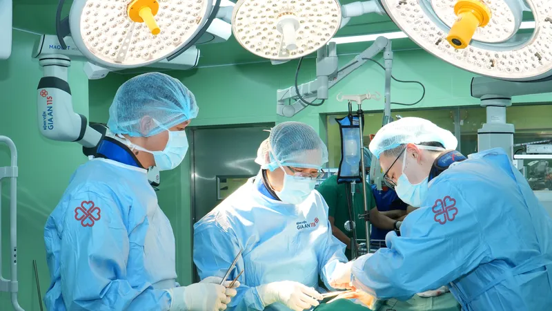 Các bác sĩ phẫu thuật cho người bệnh Ảnh: BVCC