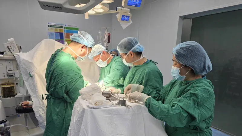 Ê kíp ngoại khoa của Bệnh viện Lê Văn Thịnh cùng các bác sĩ trực tại cơ sở 2 của Bệnh viện Từ Dũ phẫu thuật cấp cứu thành công cho bệnh nhân chấn thương nặng