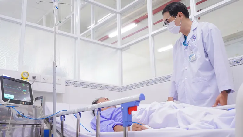 Bác sĩ thăm khám cho người bệnh