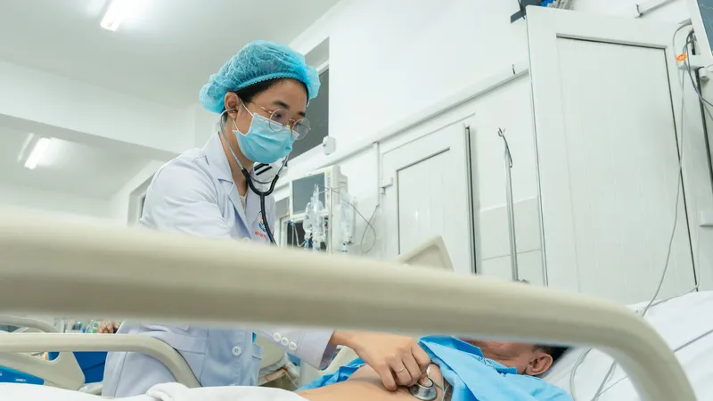 Bác sĩ thăm khám cho người bệnh Ảnh: BVCC