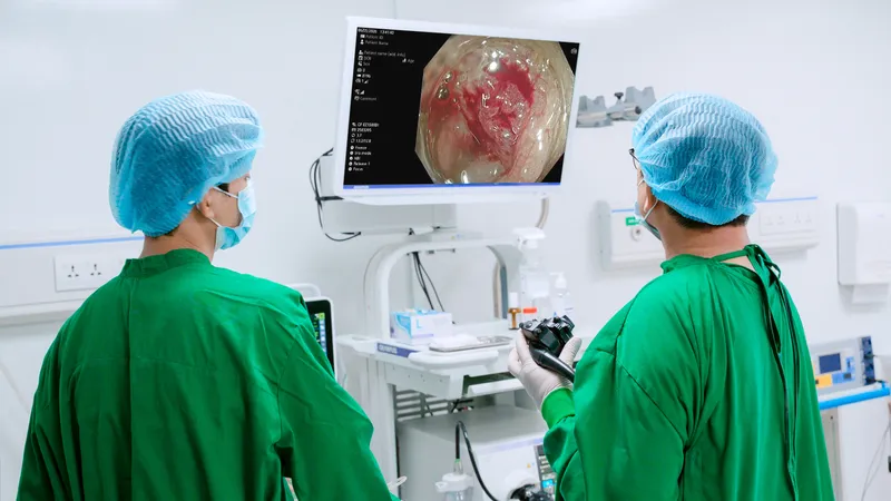 Bác sĩ Bệnh viện Đa khoa Việt Mỹ nội soi cho người bệnh 