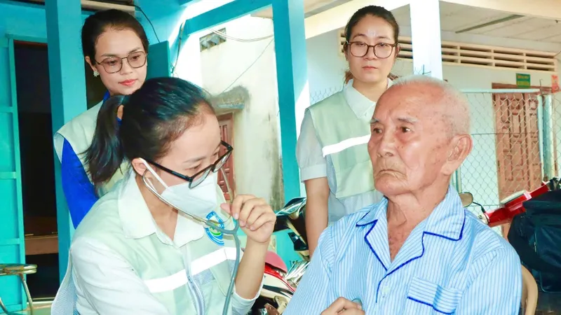 Đội chăm sóc sức khỏe liên tục gắn với địa bàn dân cư trên địa bàn xã Đất Đỏ (TPHCM) thăm khám cho người dân