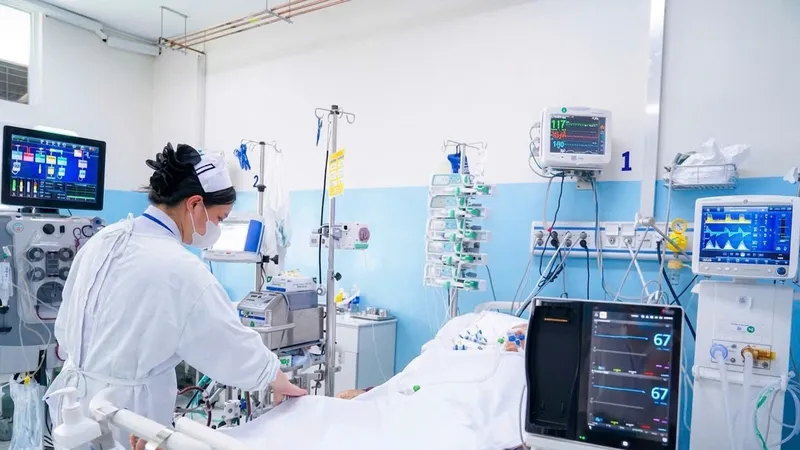 Bác sĩ Bệnh viện Nhân dân Gia Định chăm sóc người bệnh