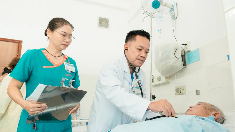 Bác sĩ Bệnh viện Thống Nhất thăm khám cho người bệnh