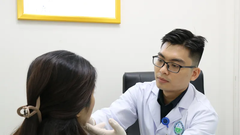 Bác sĩ thăm khám cho người bệnh bị biến chứng thẩm mỹ liên quan đến thực hiện thủ thuật bằng công nghệ sử dụng thiết bị năng lượng 
