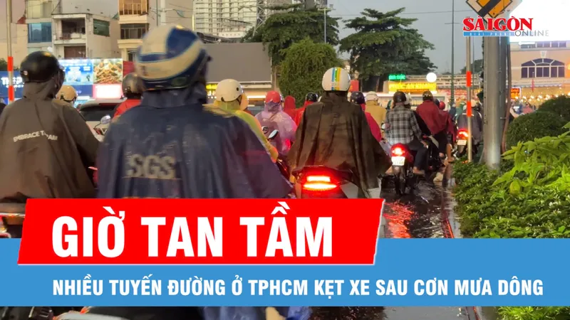 Nhiều tuyến đường ở TPHCM ùn ứ sau cơn mưa dông vào giờ tan tầm