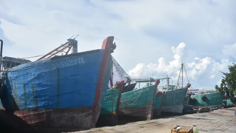 Tàu cá ngư dân xã Long Hải nằm bờ tại khu vực biển Cửa Lấp, xã Long Hải.