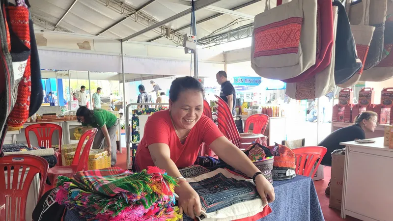 Hàng thổ cẩm được trưng bày tại hội chợ.
