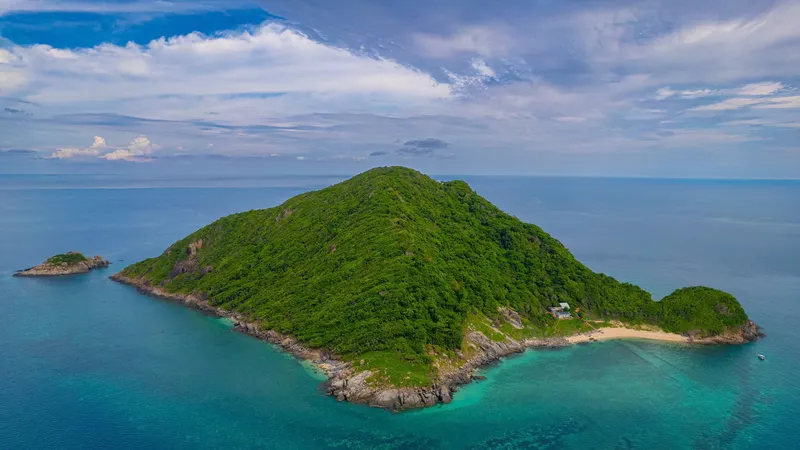 Đảo Hòn Tài, đặc khu Côn Đảo. Ảnh VQGCĐ.