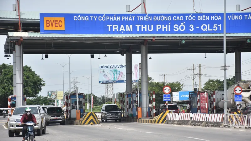 Trạm thu phí T3 trên quốc lộ 51 không còn chức năng khai thác nhưng vẫn tồn tại nhà trạm, đảo phân luồng, móng trụ