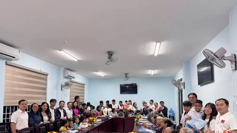 Trao quà cho những mảnh đời khó khăn tại Trung tâm Công tác xã hội tỉnh Quảng Ngãi .