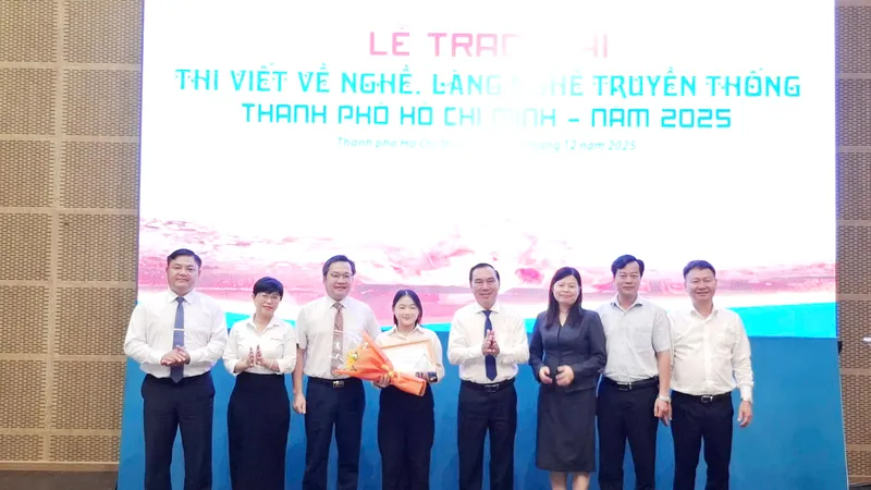Ban Tổ chức chúc mừng tác giả Lương Thảo Vân, sinh viên Trường Đại học Văn Lang với tác phẩm “Giữ lửa lò gốm giữa lòng phố thị" đoạt giải Nhất.