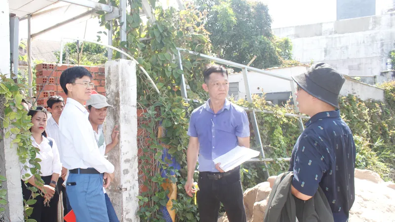 Chủ tịch UBND phường Vũng Tàu Vũ Hồng Thuấn (bên trái) kiểm tra thực địa tại hiện trường.