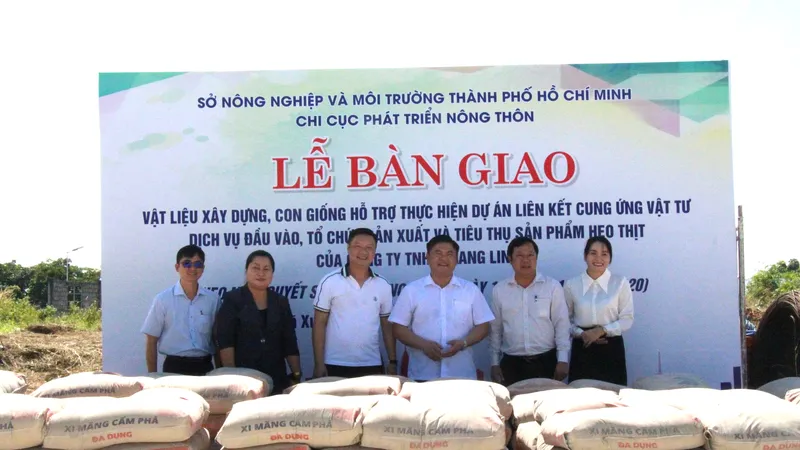 Bàn giao vật tư nông nghiệp cho Công ty TNHH Trang Linh