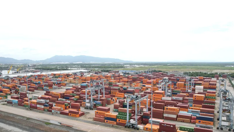 Bãi cảng container cảng CMIT tiếp tục đầy ắp hàng hóa trong năm 2026.
