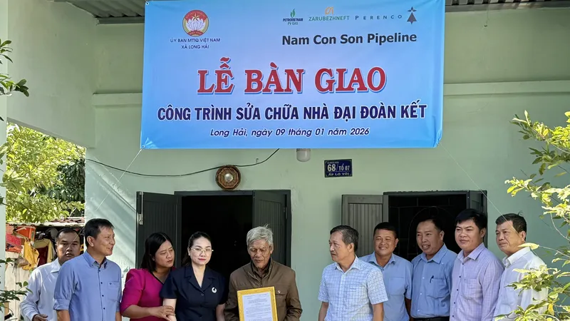 Bàn giao công trình nhà Đại đoàn kết sau khi sửa chữa cho gia đình ông Danh Dọi (tổ 7, ấp Lò Vôi)