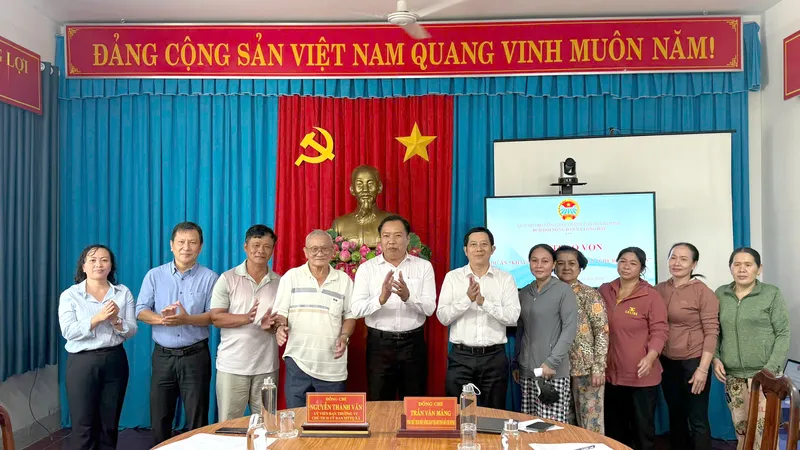 Lãnh đạo Hội Nông dân TPHCM và Hội Nông dân xã Long Hải tại lễ trao vốn