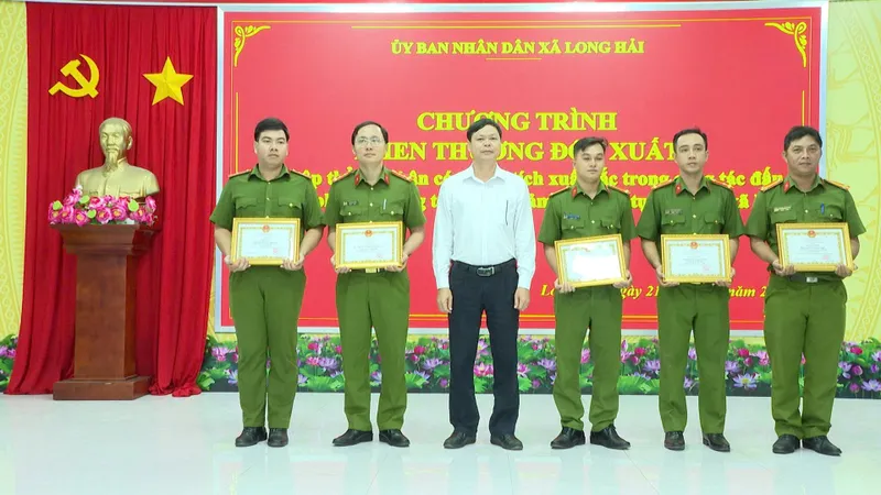 Chủ tịch UBND xã Long Hải Ngô Thanh Phúc trao khen thưởng cho các cá nhân, tổ chức