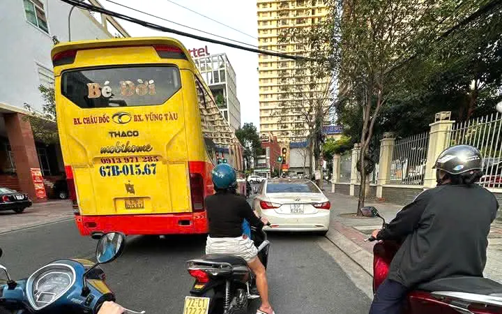 Xe gắn máy không thể di chuyển khi được rẽ phải về hướng đường Lê Hồng Phong khi đèn tín hiệu đỏ.