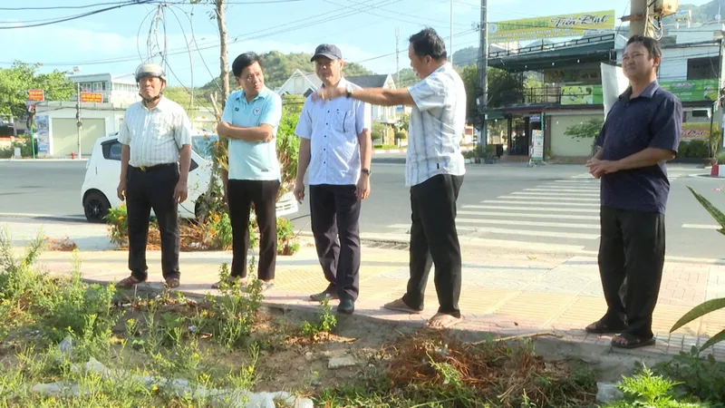 Đoàn khảo sát một khu đất công trên địa bàn xã Long Hải