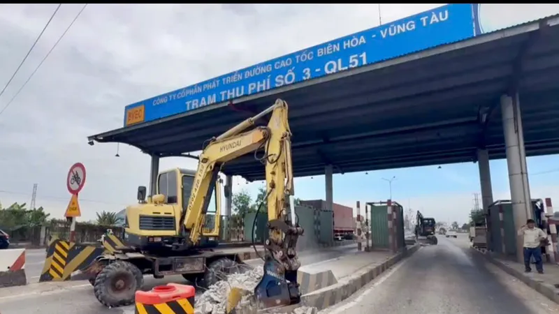 Tháo dỡ trạm thu phí T3.