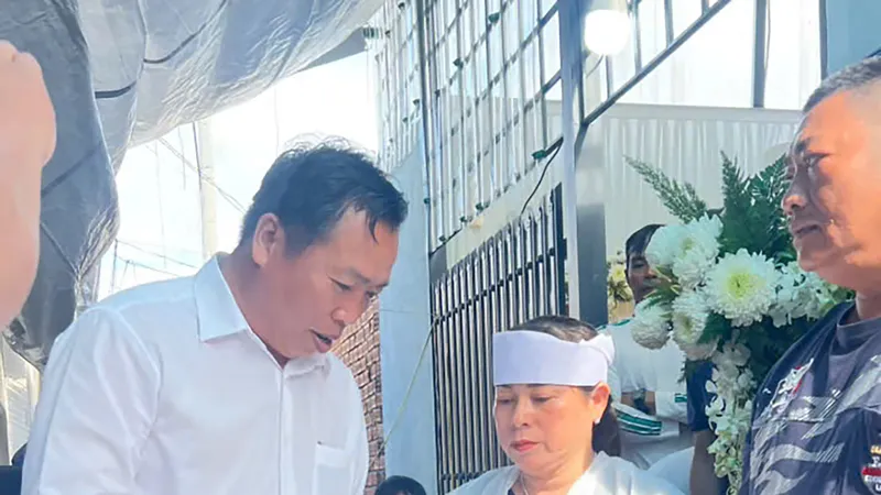 Ông Nguyễn Thành Vân, Chủ tịch Ủy ban MTTQ xã Long Hải trao hỗ trợ cho gia đình người bị nạn.