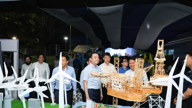 Ông Lê Ngọc Sơn, Chủ tịch HĐTV Tập đoàn Công nghiệp - Năng lượng quốc gia Việt Nam tham quan gian trưng bày mô hình giàn khoan, điện gió ngoài khơi trưng bày tại ngày hội