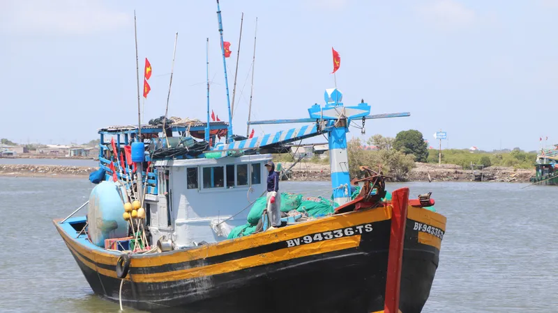 Tàu cá ngư dân xã Long Hải vươn khơi