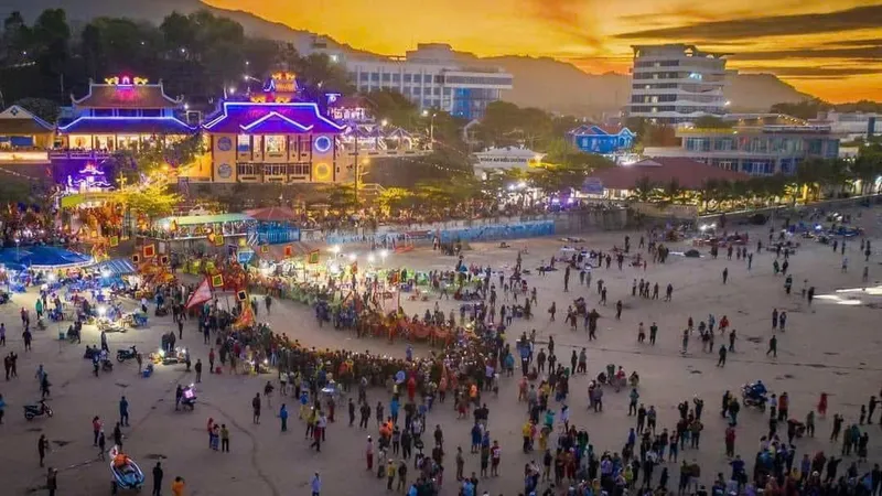 Từ sáng sớm đông đảo người dân các làng chài ven biển Long Hải và du khách tập trung tại bãi biển Long Hải.