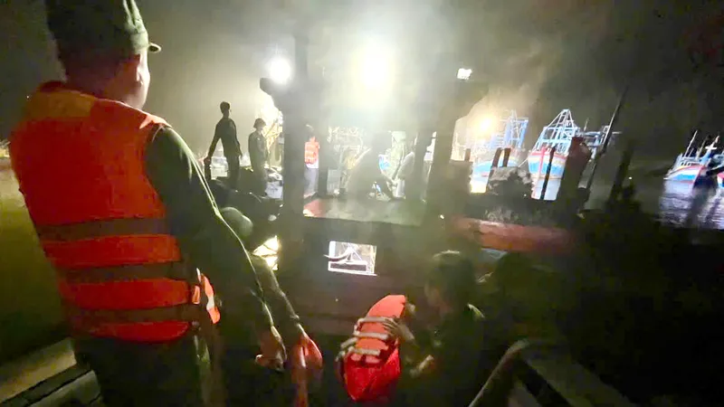 Đồn Biên phòng Bình Châu và các lực lượng tham gia dập tắt đám cháy trên tàu cá