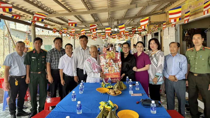 Lãnh đạo xã Long Hải tặng quà, chúc tết đồng bào Khmer đang sinh sống tại ấp Hải Phong 1