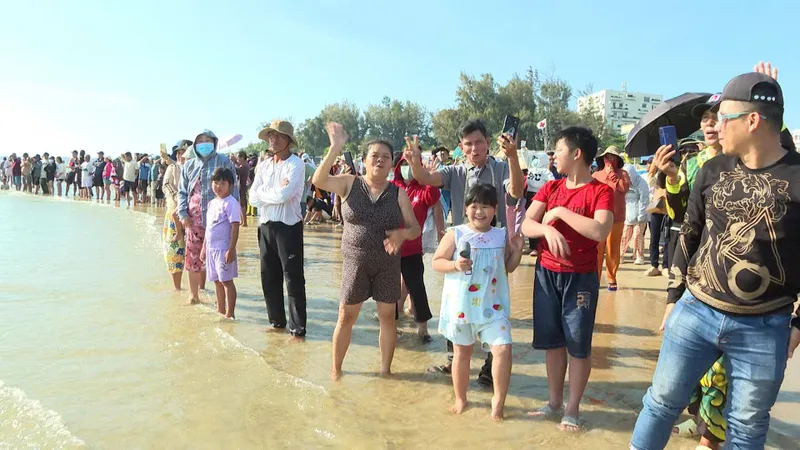 Khách tham quan, chiêm bái kết hợp du lịch, tắm biển trong dịp diễn ra Lễ hội Dinh Cô.