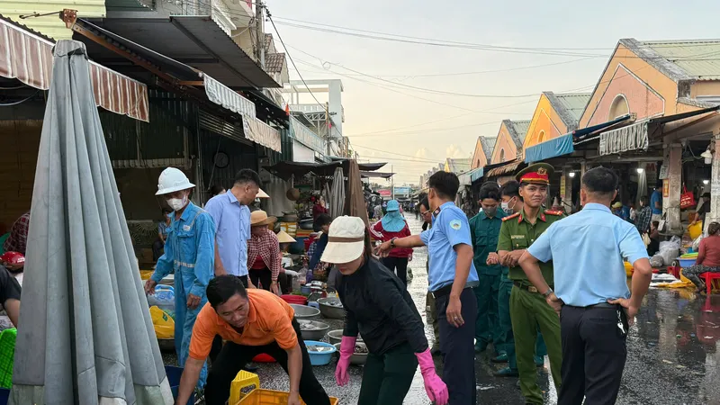 Chấn chỉnh tình trạng buôn bán lấn chiếm lòng lề đường ở chợ Long Hải