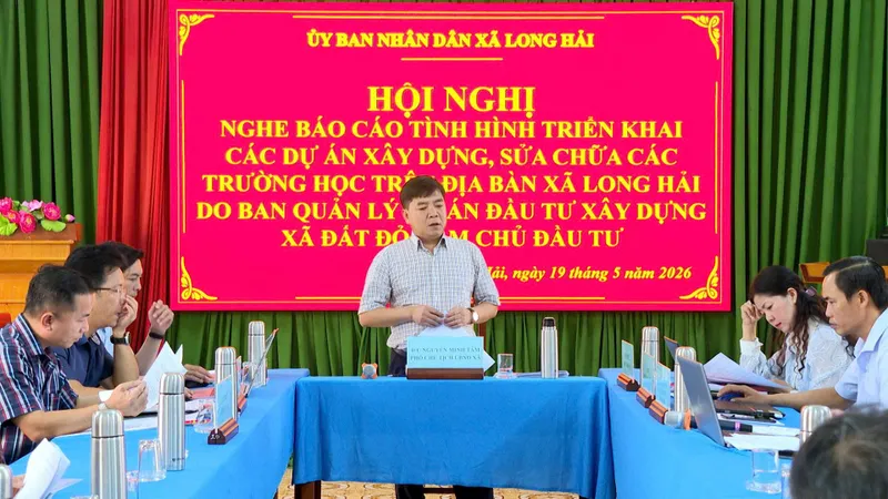 Đồng chí Nguyễn Minh Tâm - Phó chủ tịch UBND xã Long Hải chủ trì hội nghị