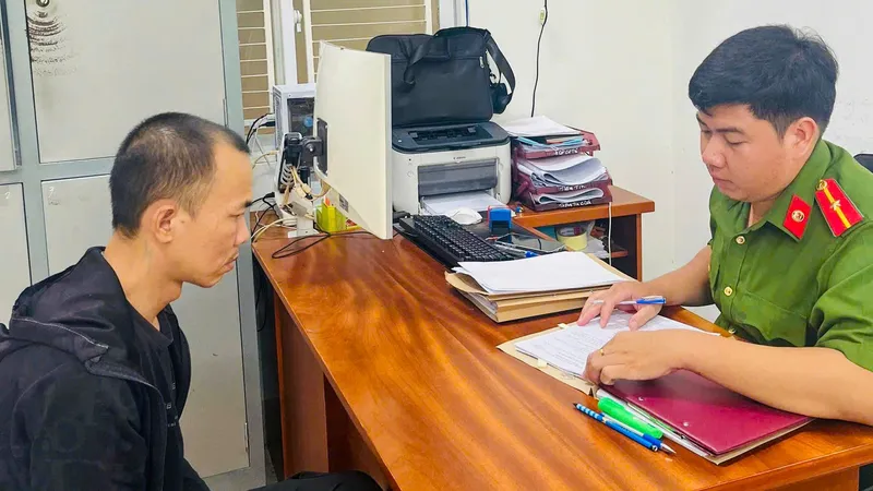 Cơ quan chức năng làm việc với đối tượng Nguyễn Văn Thu. Ảnh: SA HUỲNH