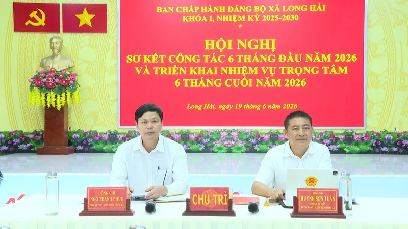 Ông Huỳnh Sơn Tuấn - Bí thư Đảng ủy xã Long Hải và ông Ngô Thanh Phúc - Chủ tịch UBND xã đồng chủ trì hội nghị.
