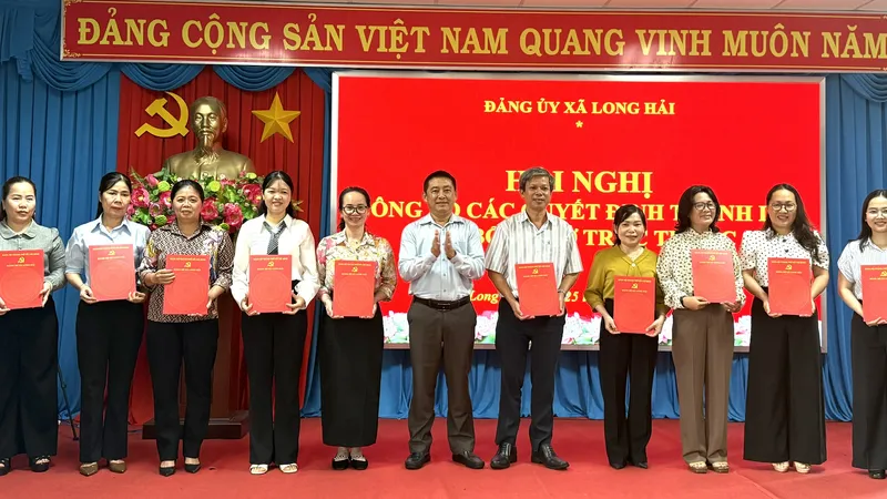 Trao quyết định thành lập các chi bộ cơ sở.