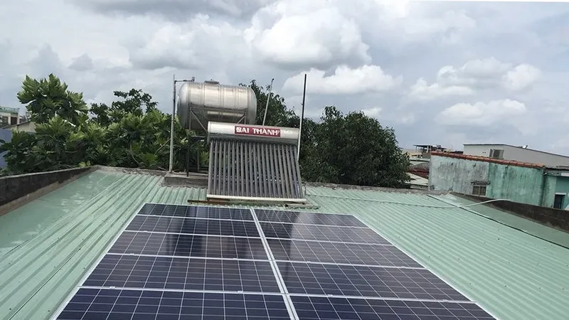 Gia đình ông Lê Ngọc Trí lắp ĐNLMT trên mái nhà vừa tiết kiện điện, còn phát lại trên lưới điện quốc gia