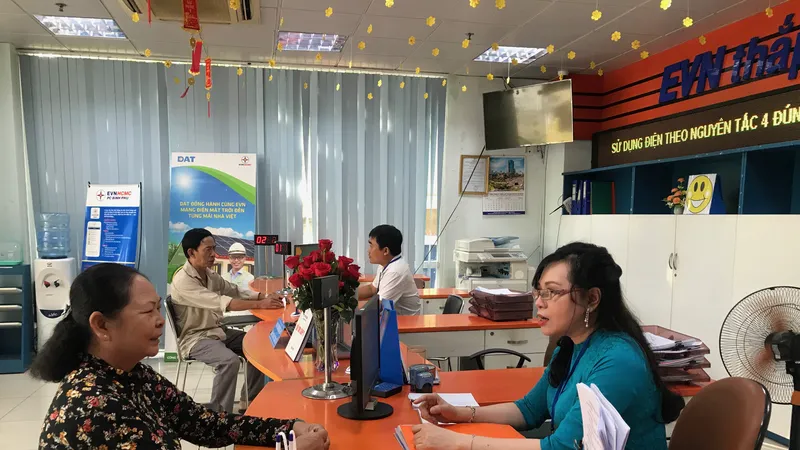 Ngày đầu tiên đi làm sau kỳ nghỉ Tết Canh Tý: Nhiều người dân, khách hàng sử dụng dịch vụ trực tuyến
