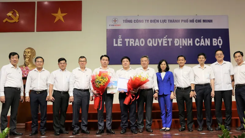 Ông Luân Quốc Hưng (người cầm hoa, bên phải) và ông Nguyễn Văn Hùng tại Lễ trao quyết định bổ nhiệm cán bộ
