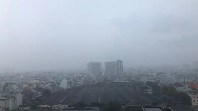 Nhiều khu vực trên địa bàn TPHCM xảy ra mưa vừa, kèm theo với gió giật mạnh trong chiều 12-4