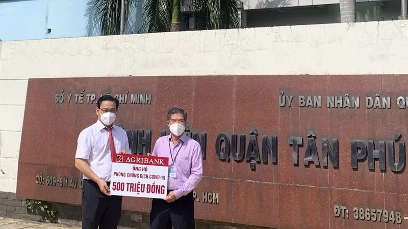 Agribank chi nhánh Tân Phú trao tặng 500 triệu đồng cho Bệnh viện quận Tân Phú chống dịch Covid-19