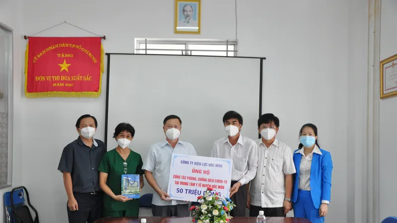 Công ty Điện lực Hóc Môn ủng hộ 120 triệu đồng phòng chống dịch Covid-19