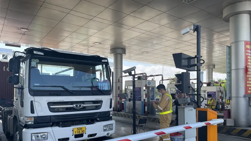 Xe tải hết tiền ETC, tông văng thanh barie
