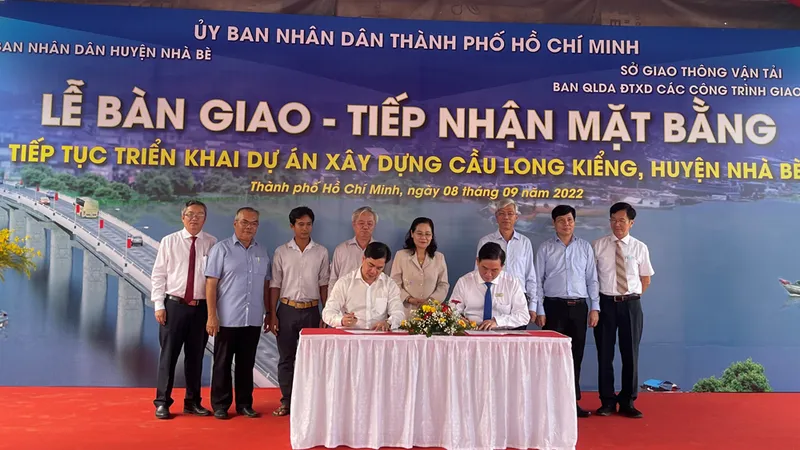 Tiếp nhận mặt bằng, tiếp tục xây dựng cầu Long Kiểng