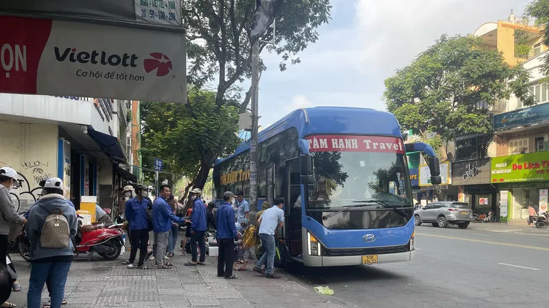 Nhà xe Tâm Hạnh đón, trả khách sai quy định trên đường Nguyễn Cư Trinh (ảnh chụp lúc 8 giờ ngày 7-11)